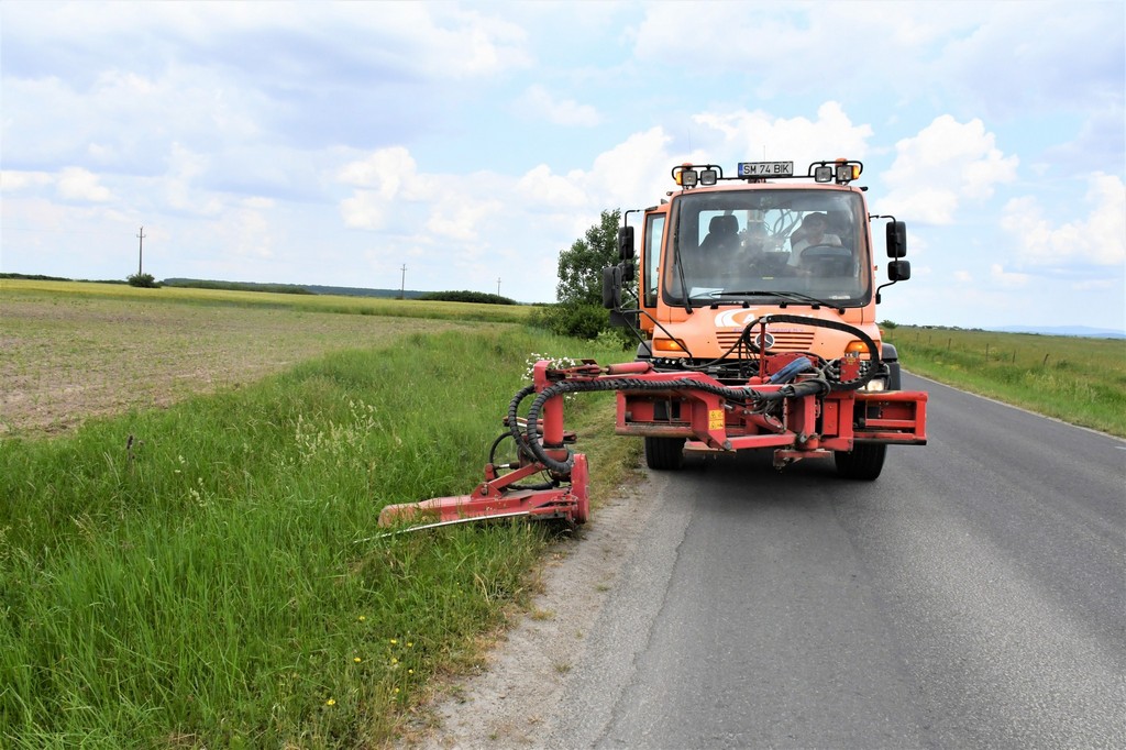 FOTO. Se taie vegetația de pe marginea drumurilor județene: "Pentru o mai bună vizibilitate în trafic"