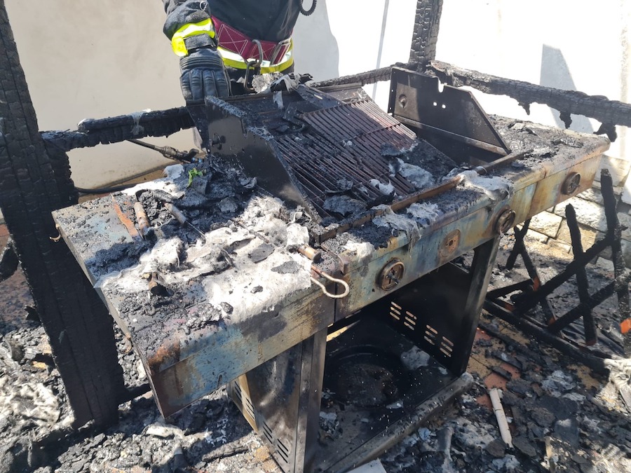 FOTO. Grătar cu bucluc în județul vecin. Și-au dat foc la foișor. Explozie, vilă amenințată de flăcări