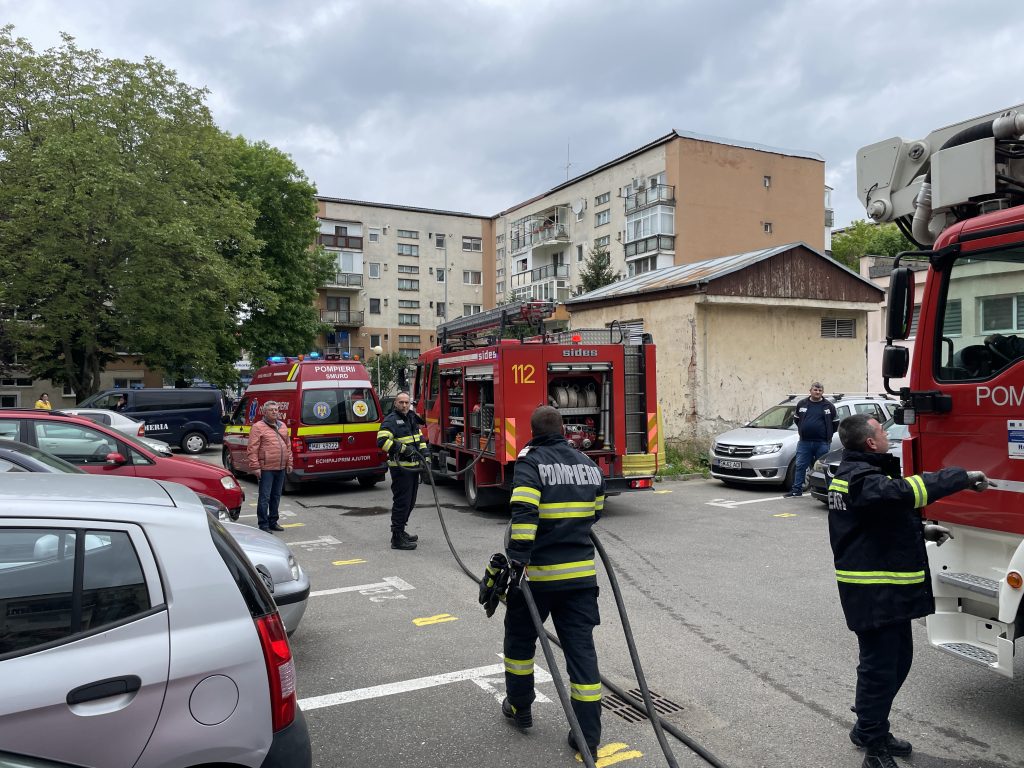 FOTO. O bătrânică a pus în alertă Pompierii și Poliția. Alertă într-un bloc din Micro 17