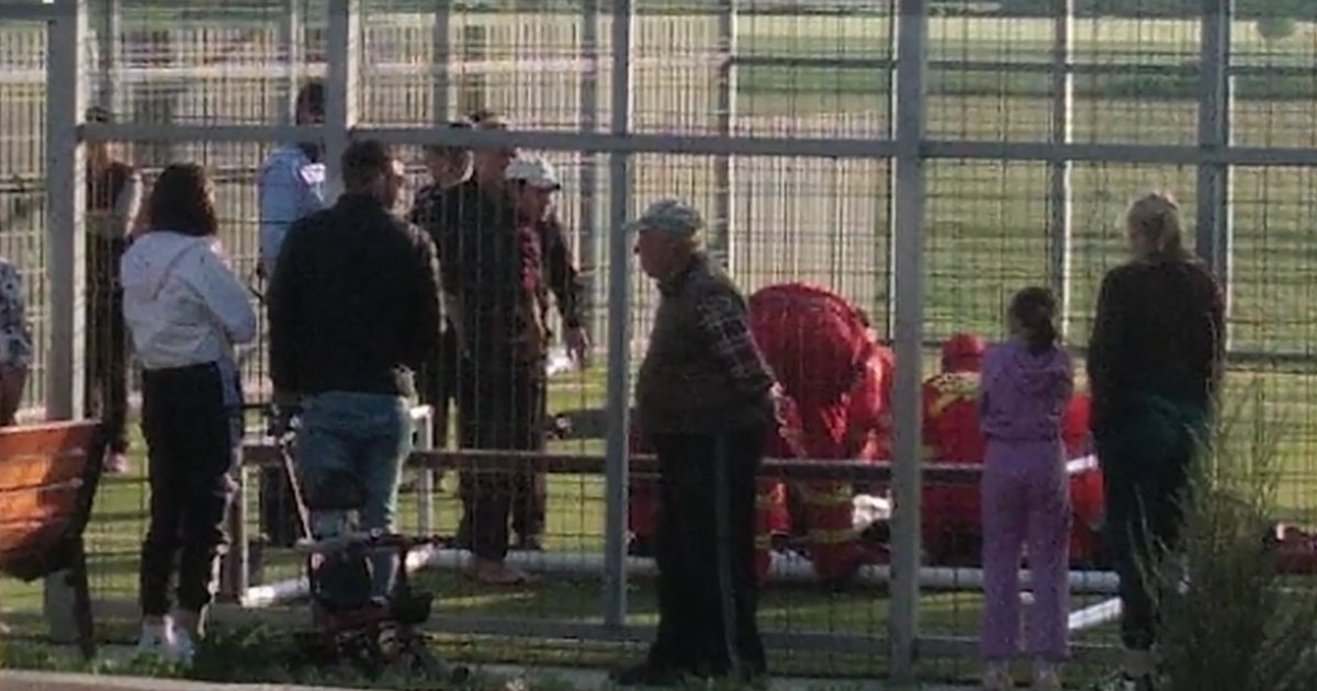 FOTO. Incident dramatic pe un teren de sport din țară. Adolescent în comă după o partidă de fotbal
