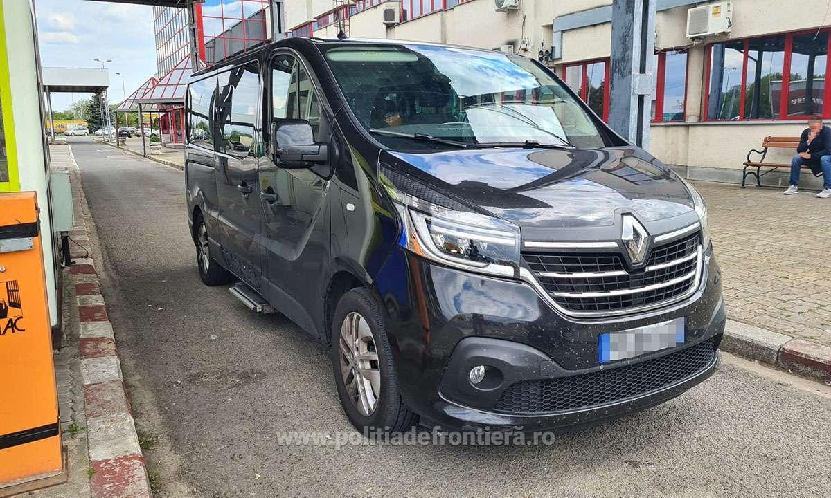 FOTO. Frontieriștii sătmăreni "s-au făcut" cu un microbuz. Maramureșeanul a plecat din Petea fără autovehicul și cu dosar penal