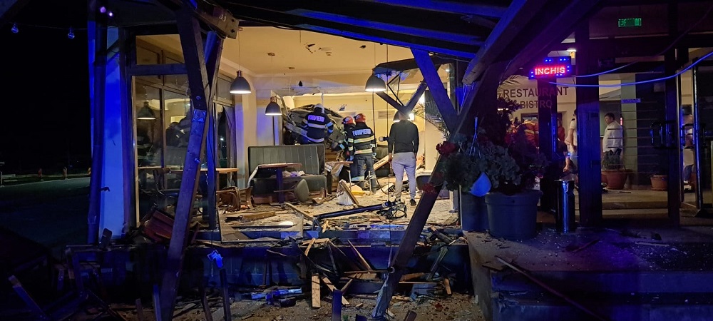 FOTO. Scene incredibile în Cluj. Un tânăr a intrat cu BMW-ul într-un restaurant