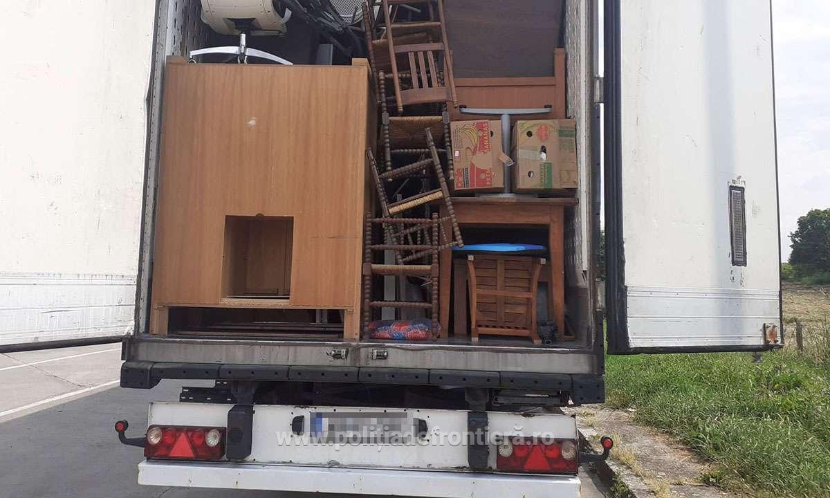 FOTO. Aproape 10 tone de mobilier și haine uzate, oprite la vama Petea. Trimise înapoi în Ungaria