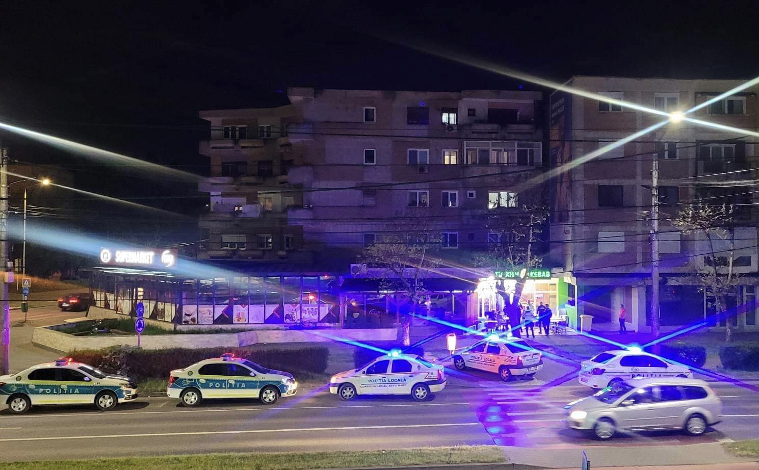 FOTO/VIDEO. S-a umflat shaorma-n ei. Scandal la pizzerie pe Drumul Careiului, plin de Poliție