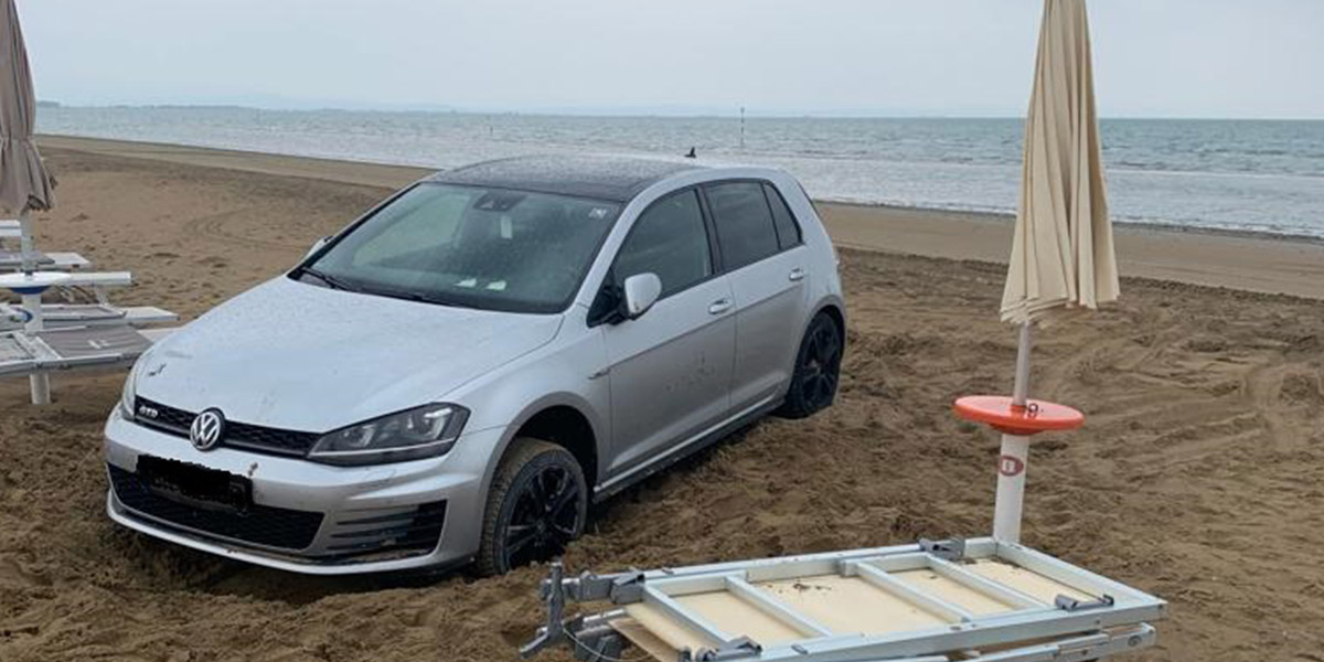 FOTO. Un român "și-a dus" Golf-ul pe plajă , să vadă Adriatica. Italienii n-au fost impresionați