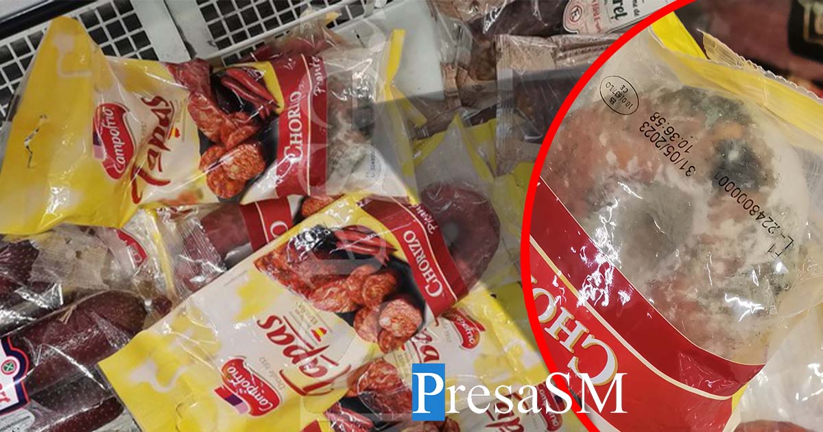 Fiți cu ochii în patru la ce puneți în coșul de cumpărături! Cârnat mucegăit lăsat pe raftul unui magazin din Satu Mare