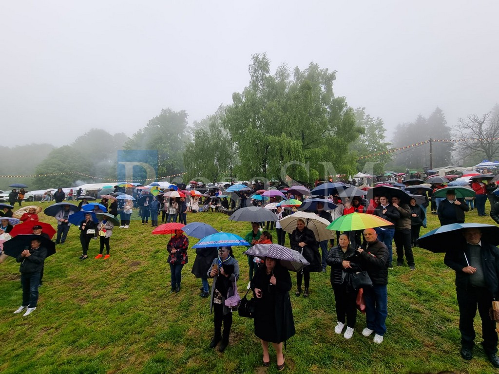 FOTO/VIDEO. Sâmbra Oilor, sub umbrele anul acesta. Ploaia și ceața au stricat sărbătoarea câmpenească
