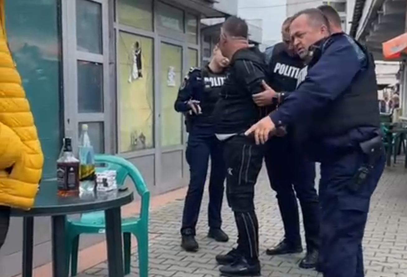 FOTO/VIDEO. Patronul unei școli auto din Satu Mare, încătușat de polițiști în Piața Mare
