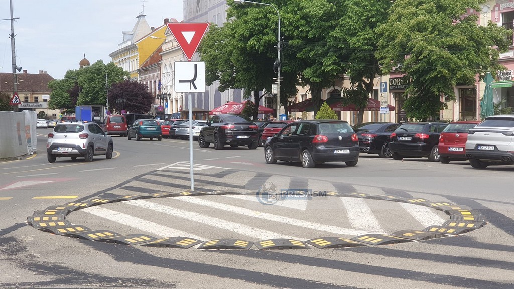 ATENȚIE. Se închide definitiv traficul rutier în fața Hotelului Dacia. Între străzile Horea și Ștefan cel Mare