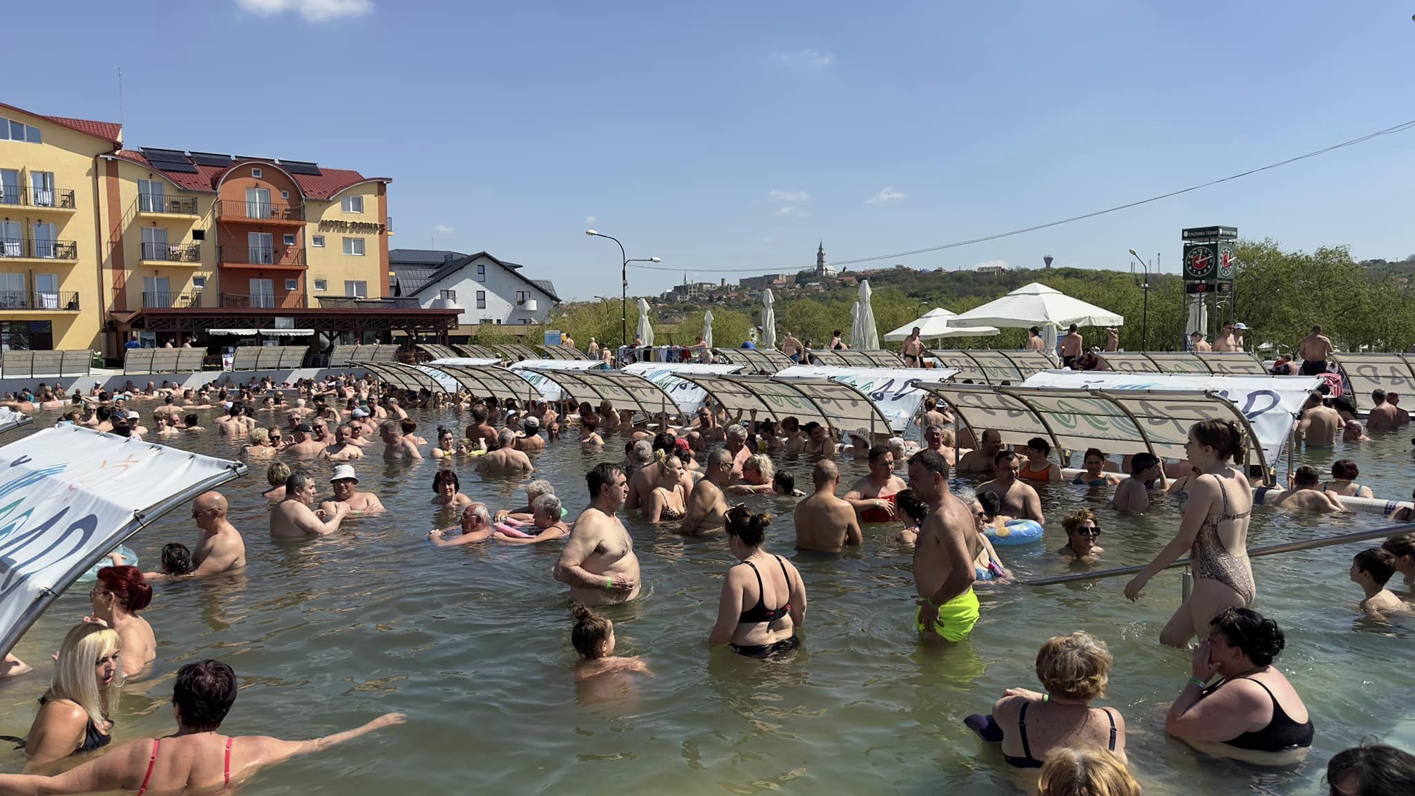 Propunere pentru minivacanța de Rusalii. Ștrandul din Tășnad vă așteaptă cu apă rece în piscine, tobogane și multă relaxare