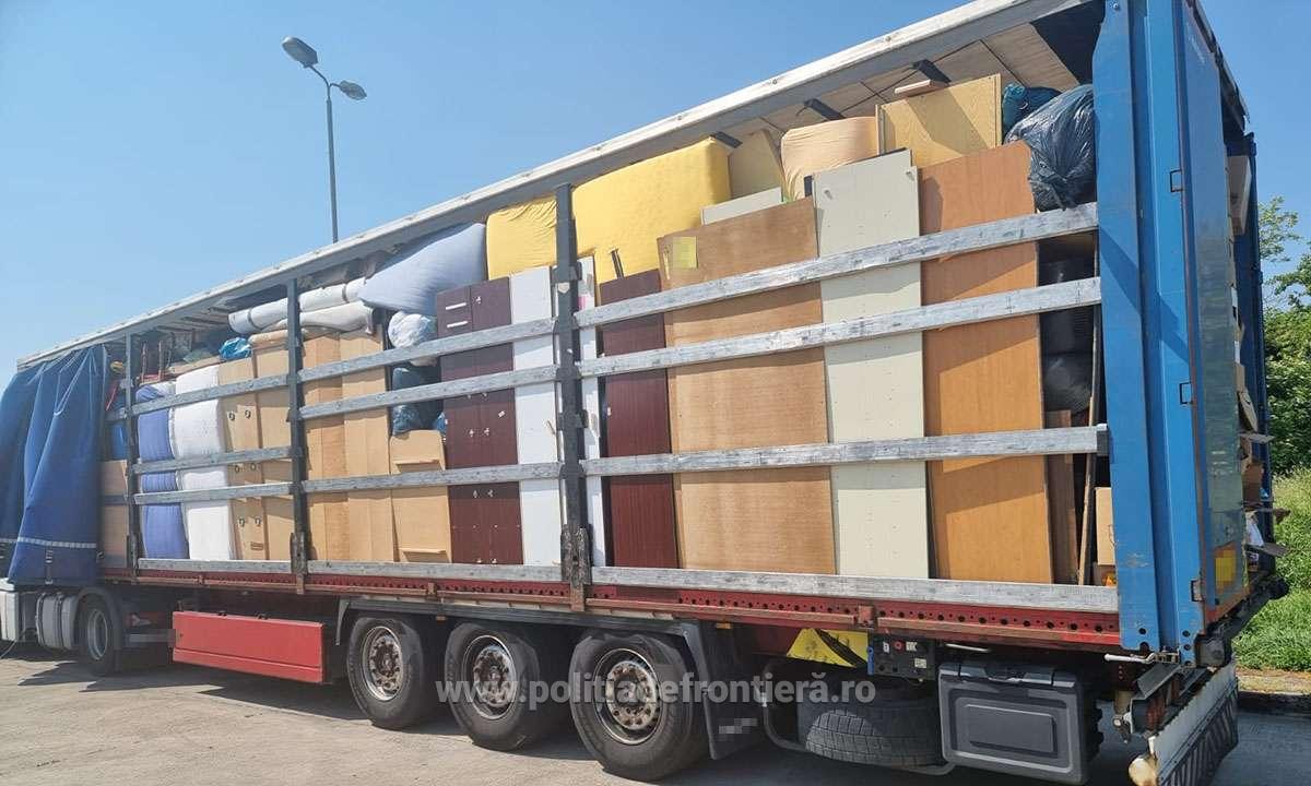 FOTO. Tone de ”cârpe” interzise prin Vama Petea. Trimise înapoi în Austria