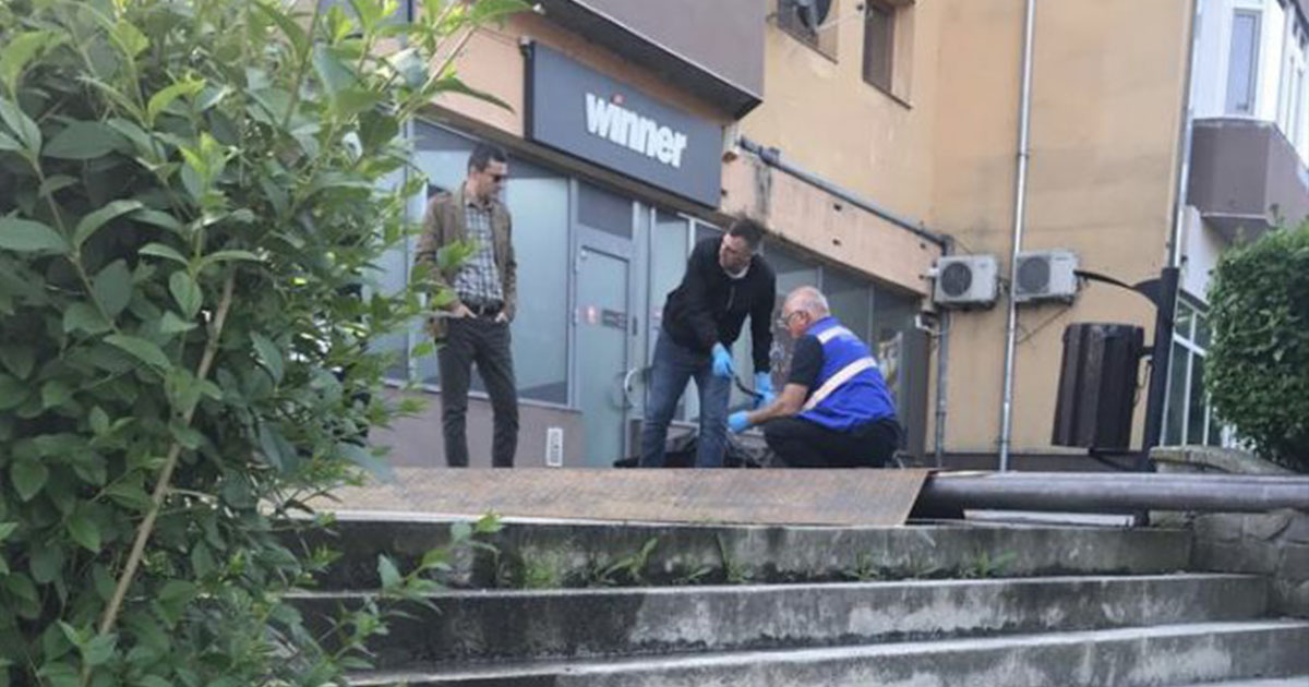 FOTO. Incident șocant în țară. Un bărbat și-a dat foc lângă o școală. Pompierii nu l-au mai putut salva