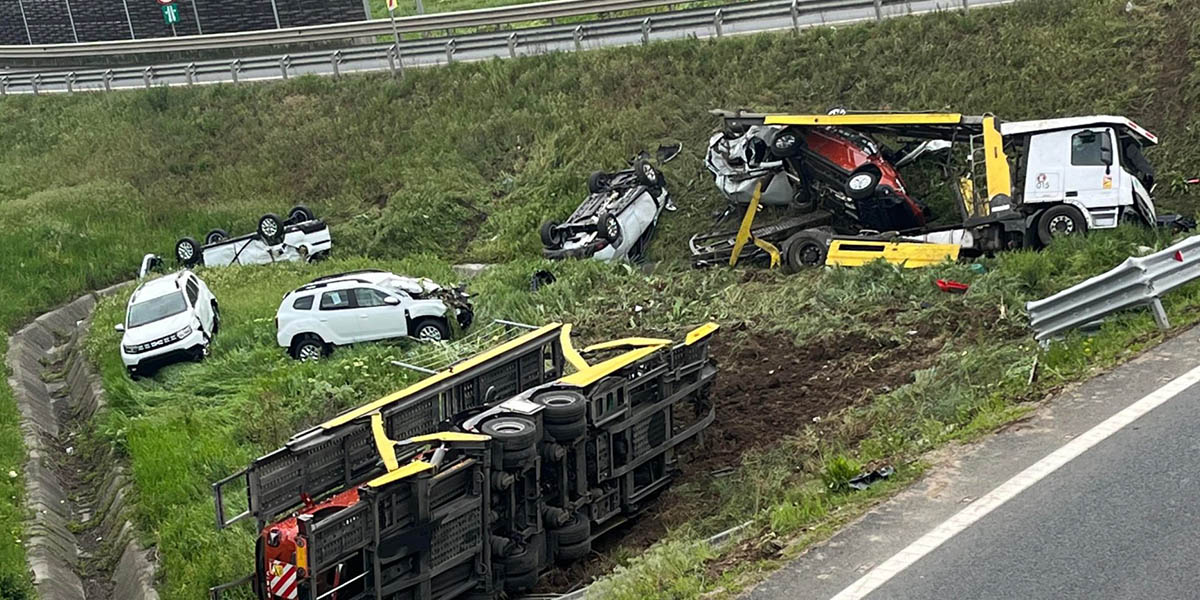 FOTO. Accident mortal în țară. Un autotren care transporta mașini s-a răsturnat pe autostradă