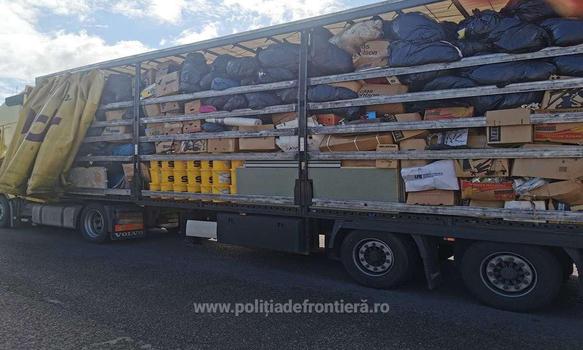 FOTO. Tone de ”ajutoare” interzise prin Vama Petea. În fapt, ar fi deșeuri