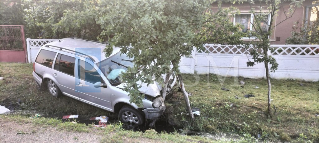 FOTO/VIDEO. Accident în Supur. Un șofer a ajuns cu mașina în șanț, oprită într-un copac