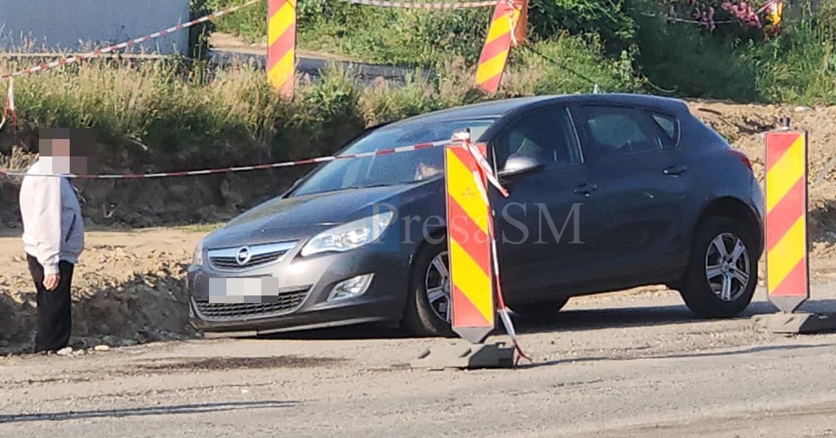 FOTO. Accident pe Drumul Botizului. Un sătmărean a ajuns cu mașina în șanț