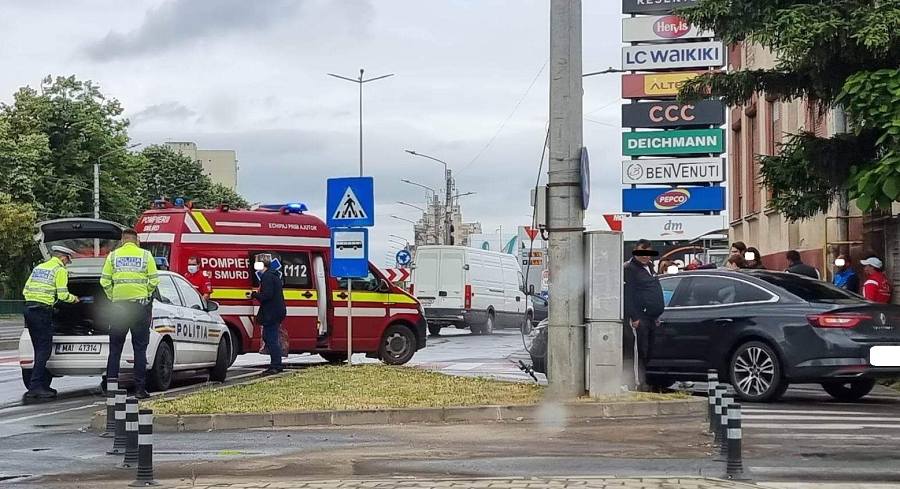 FOTO. Accident pe Drumul Careiului. Un tânăr pe trotinetă a intrat în plin într-o mașină
