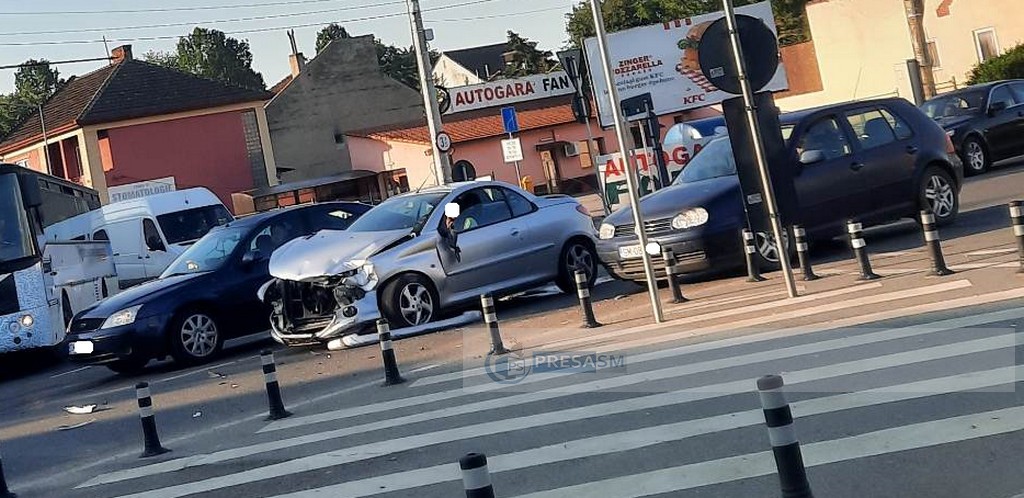 FOTO. Accident în sensul giratoriu de la Burdea. Neatenția unei șoferițe a costat-o