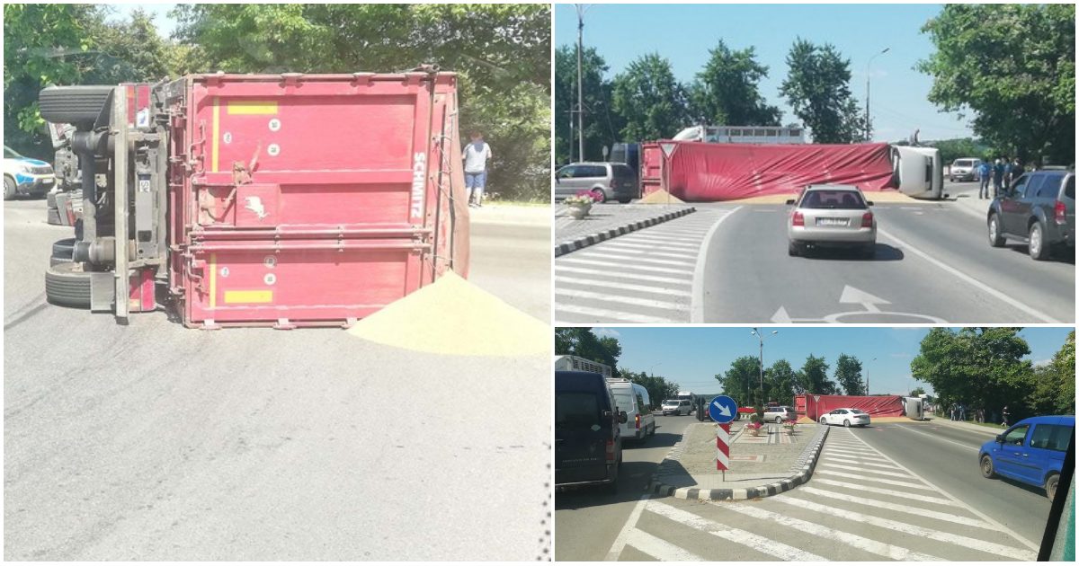 FOTO. Autotren din Satu Mare, încărcat cu cereale, răsturnat pe șosea, în sensul giratoriu. A blocat complet traficul
