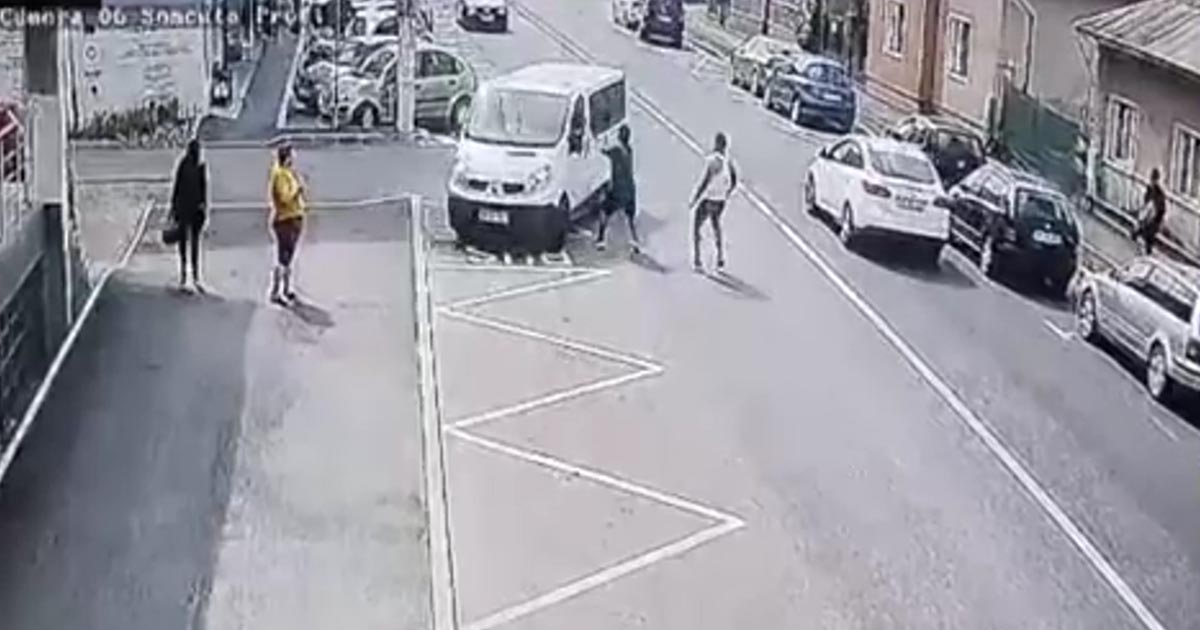 VIDEO. Clipe de coșmar pentru clienții unei firma de transport. Microbuzul, atacat cu bâtele, în județul vecin