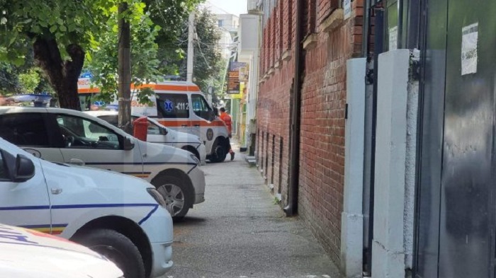 FOTO. Metoda ”ambulanța” la Poliția Satu Mare. Din scandalagii ajung niște ”fetițe”