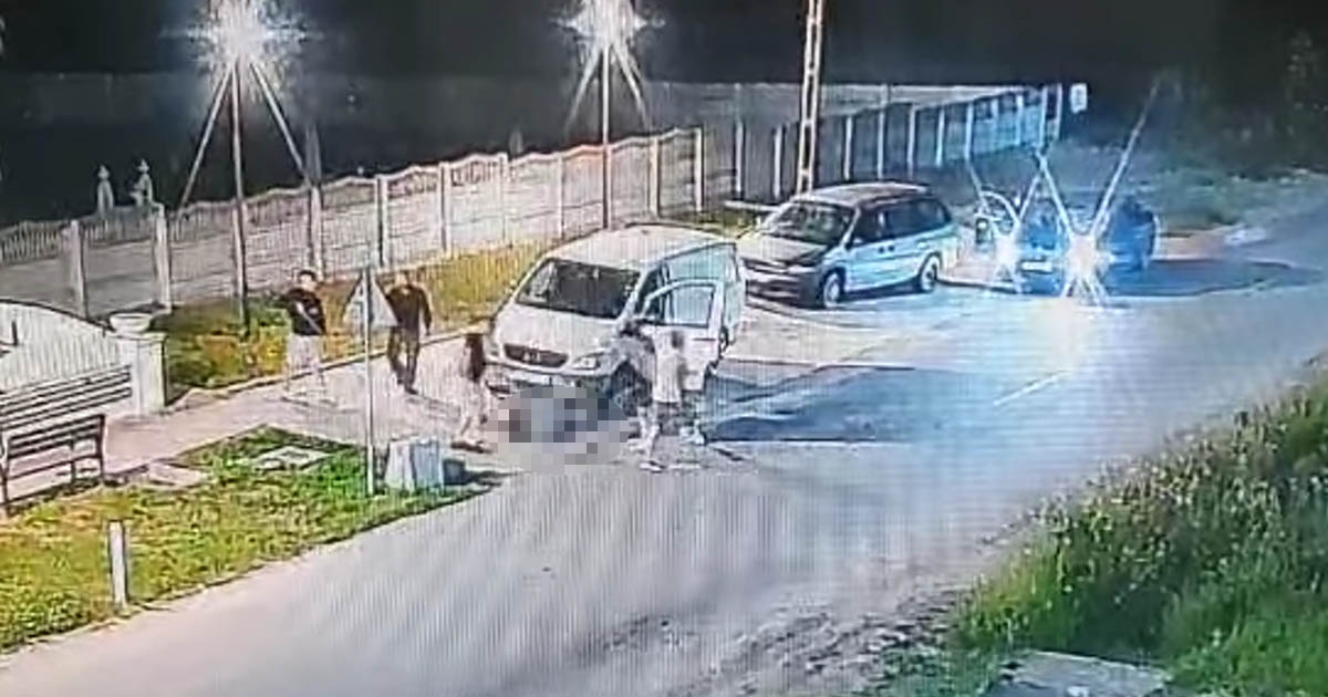 VIDEO. Se întâmplă în România. Tânăr bătut cu bestialitate, călcat în picioare, până a leșinat. Camere au surprins atacul