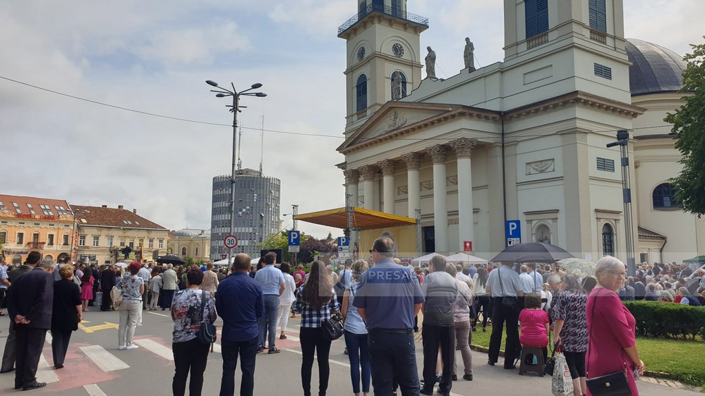 Credincios penal... A furat trei buchete de flori din fața unei florării și le-a dus la biserică