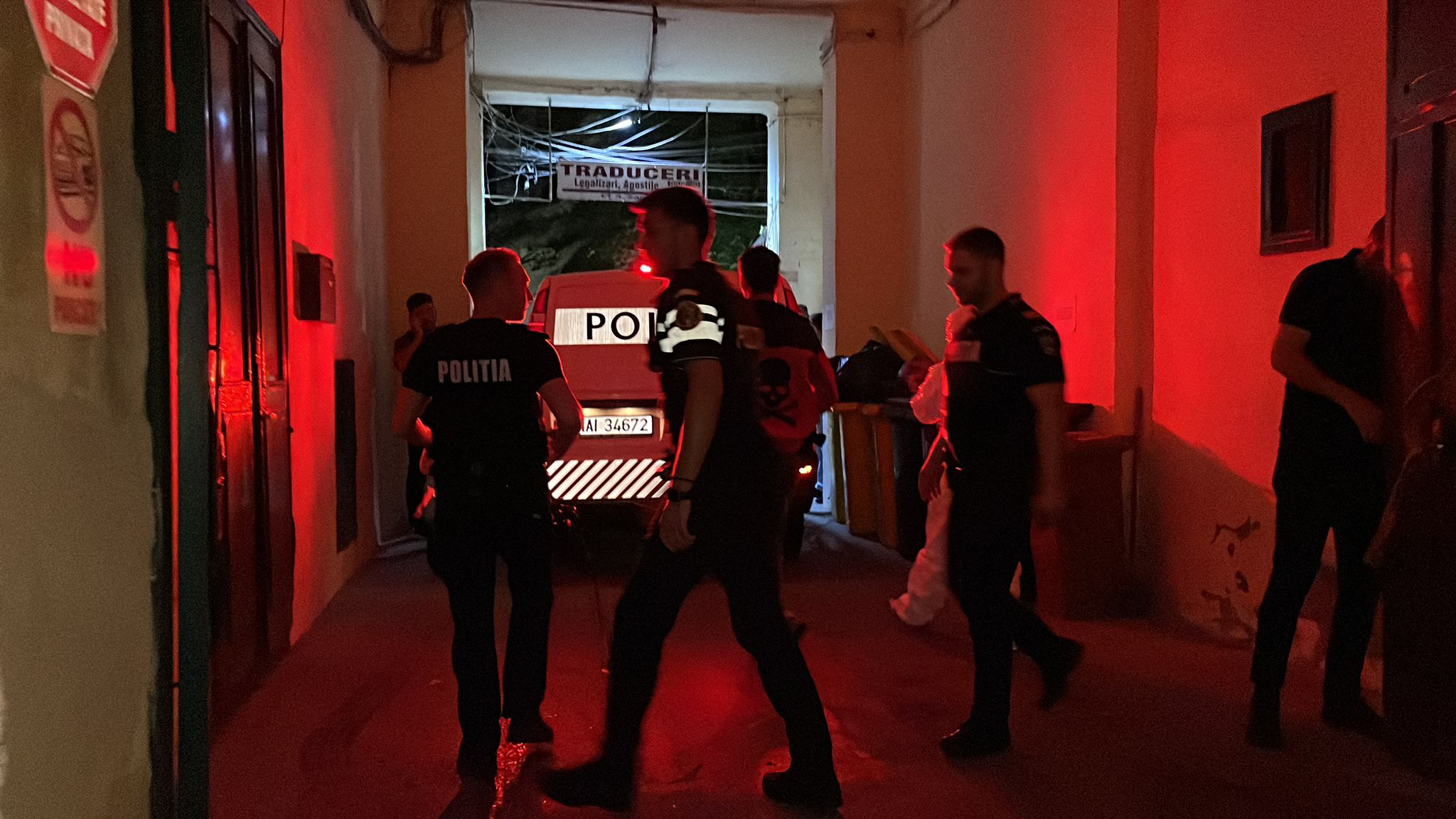 FOTO/VIDEO. Tragedie în vestul țării. Doi bunici, înjunghiați cu sânge rece, în propria casă. Nepotul a dat peste criminal