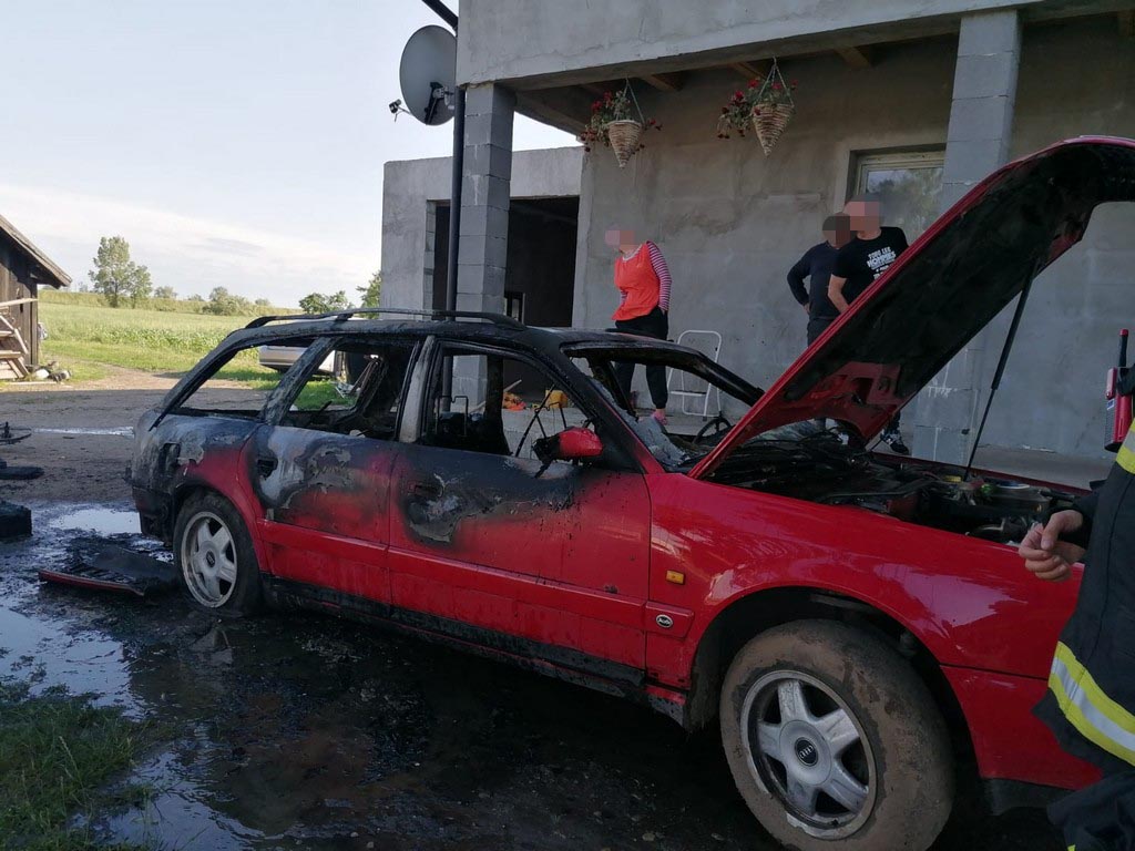 FOTO. Mașină distrusă complet, în urma unui incendiu, în județul Satu Mare