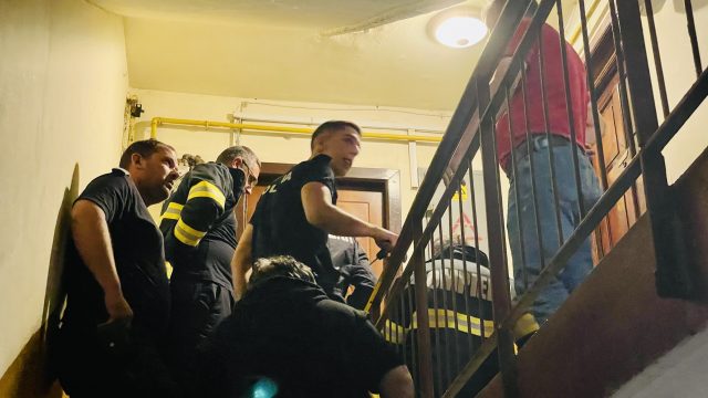 FOTO. Descoperire dramatică într-un bloc din Satu Mare. Bărbat găsit mort, pompierii au spart ușa