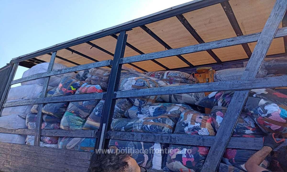 Tone de haine second-hand urmau să ajungă în țara noastră, din Germania. Au fost oprite la vama Petea