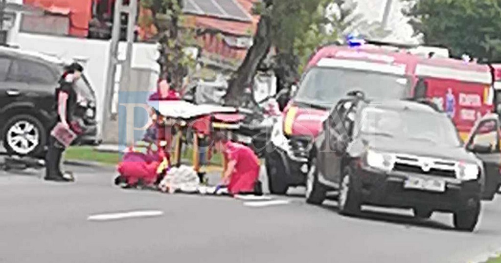 FOTO. Accident foarte grav în municipiul Satu Mare. Biciclist lovit de o mașină, rămas inconștient