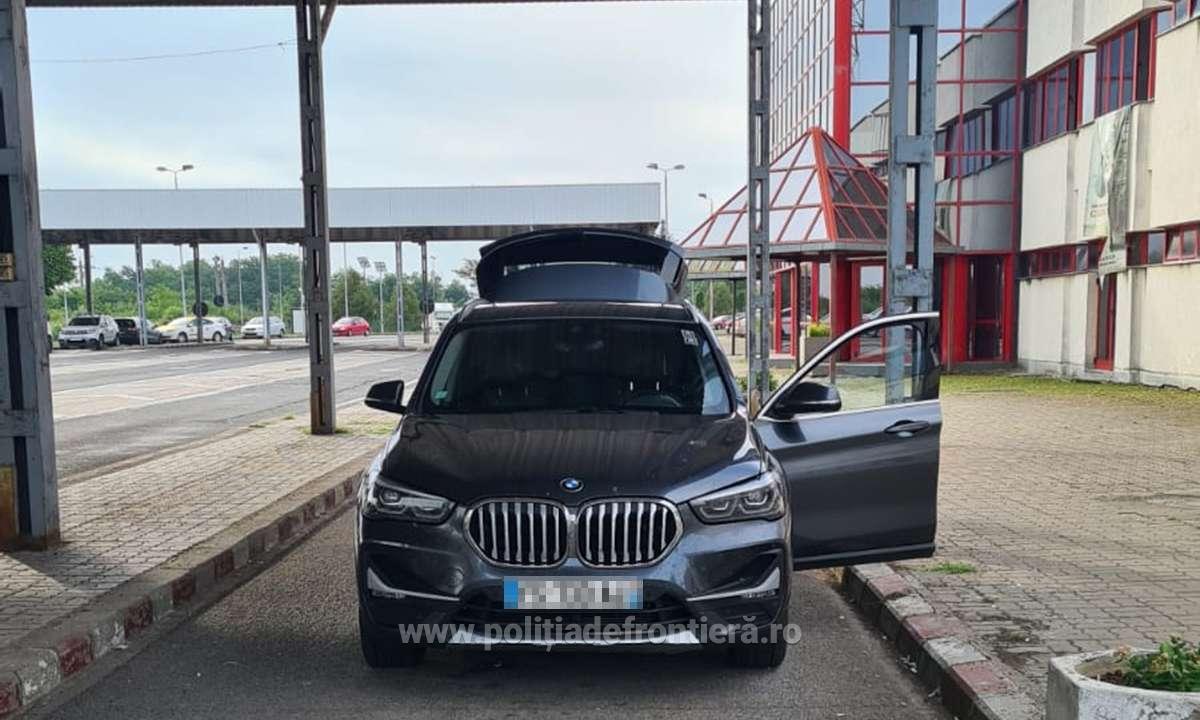 VAMA PETEA. A vrut să iasă cu BMW-ul din țară și i-a făcut mici "ajustări" în acte