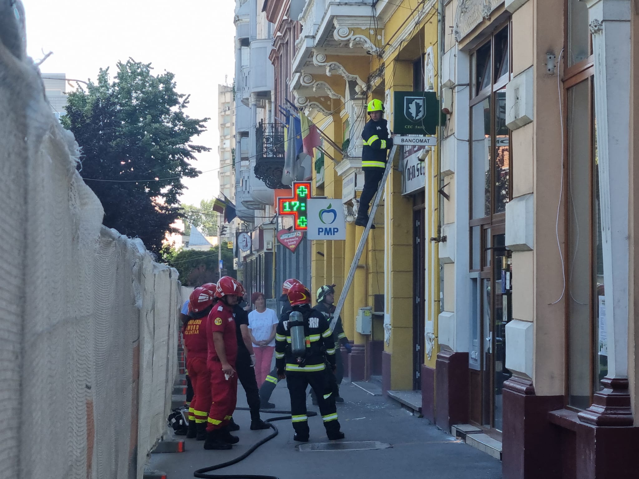 FOTO. Incendiu la un cunoscut magazin din centrul municipiului Satu Mare