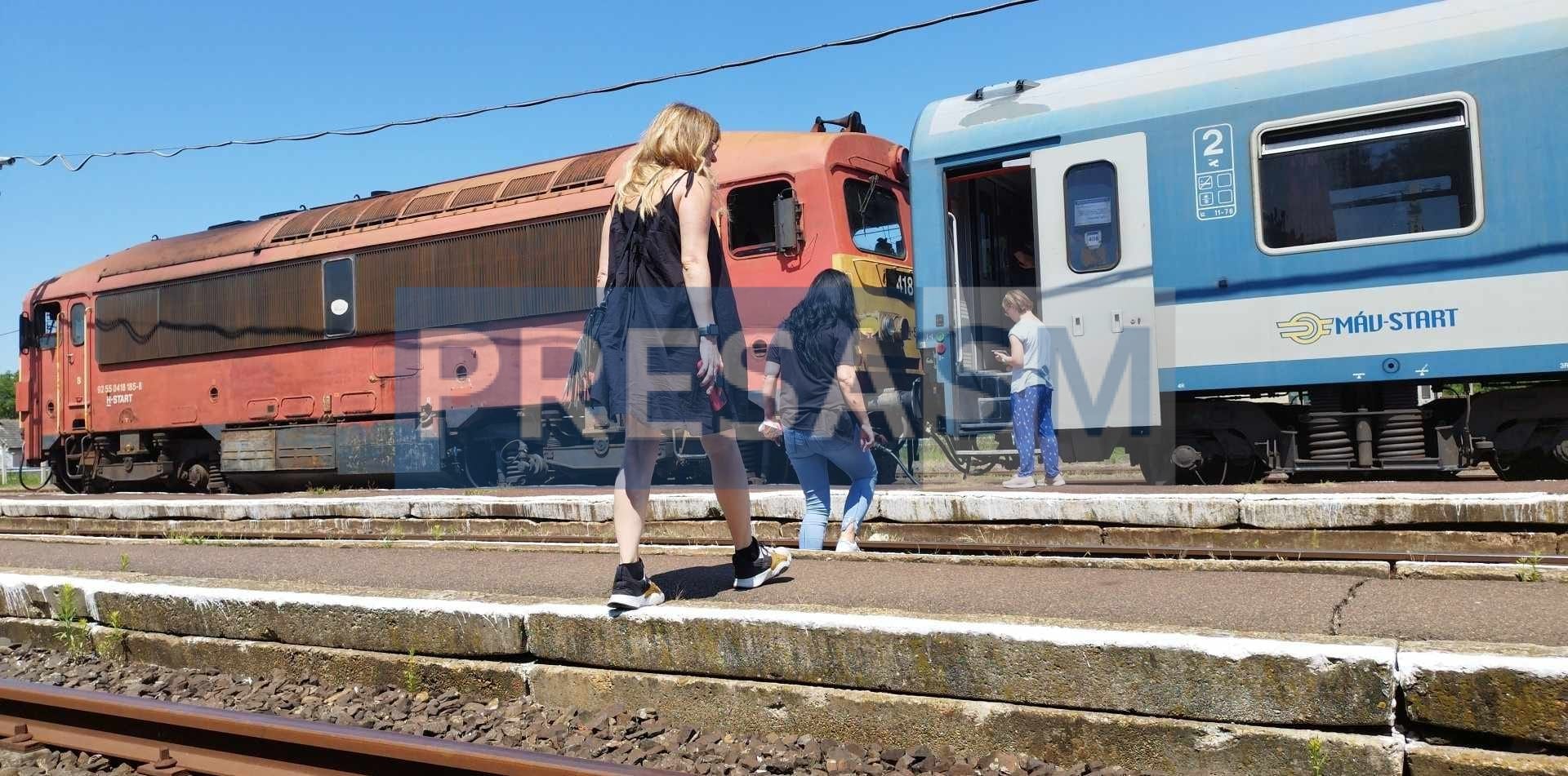 FOTO. Trenul Satu Mare - Viena a făcut "pană". Călătorii fac saună cu orele