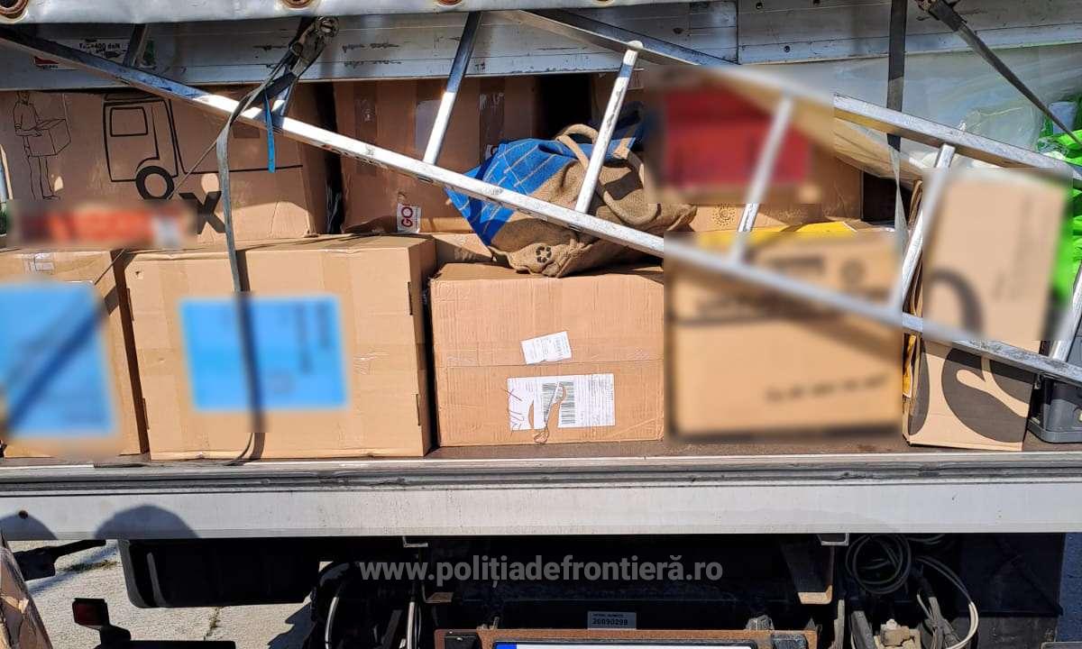 FOTO. Tone de produse second-hand din Germania, oprite la vama Petea. Au fost trimise înapoi