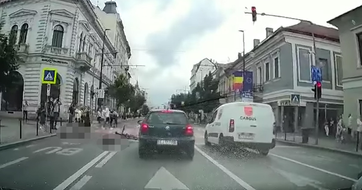 VIDEO. Accident provocat de un biciclist, în Cluj. A lovit în plin o mamă cu doi copii. Polițiștii trag un semnal de alarmă