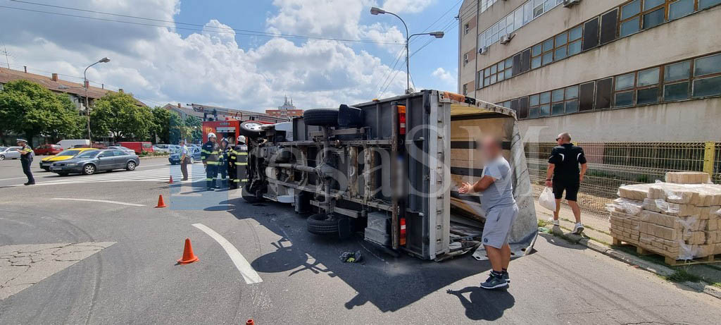 FOTO/VIDEO. Accident în municipiul Satu Mare. Un șofer s-a răsturnat cu camioneta pe bulevardul Lucian Blaga