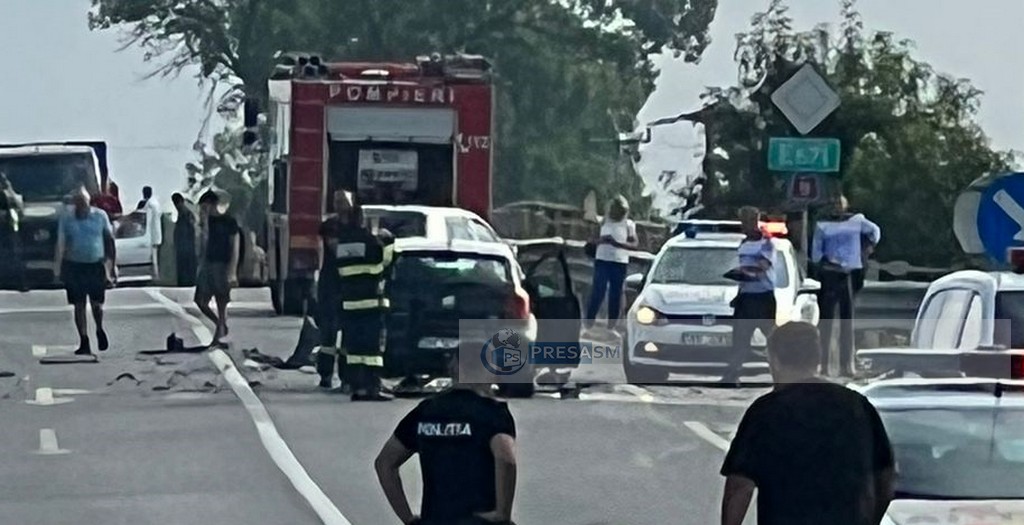 FOTO. Accident grav pe DN19. Mașină în parapet, circulație închisă total între Satu Mare și Carei