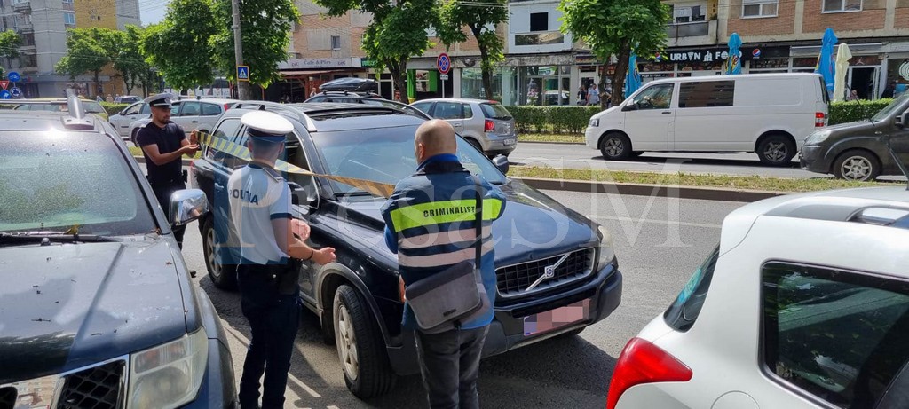 FOTO. Accident pe Drumul Careiului, la intersecția Crinului. Pieton lovit de mașină. Femeia, transportată la spital