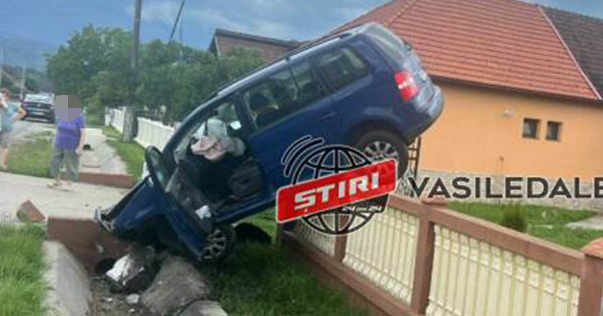 FOTO. Impact violent! Sătmăreanul a ajuns cu mașina cocoțată pe gard