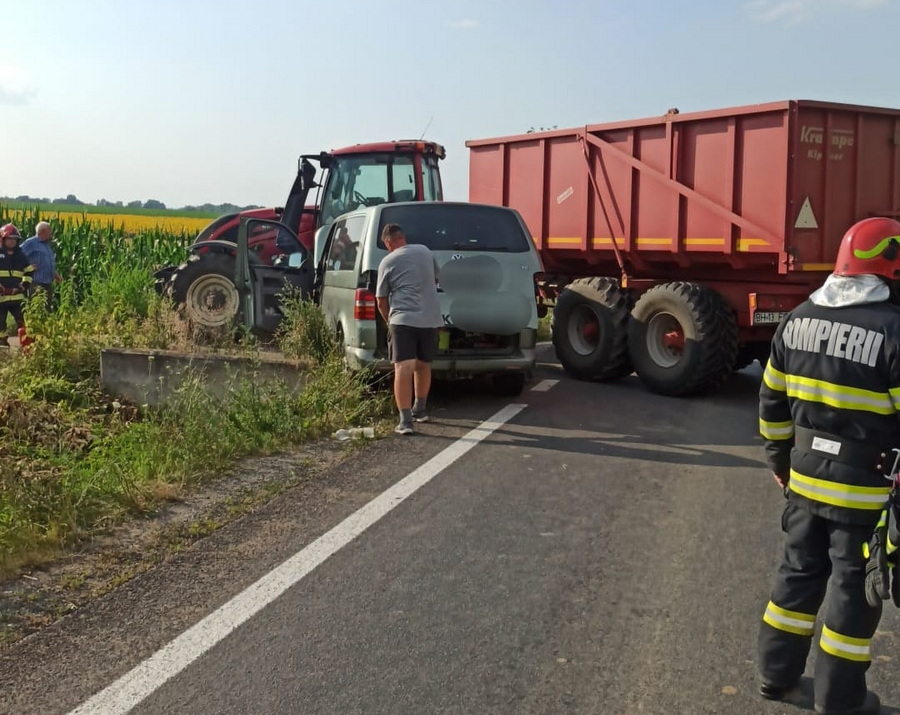FOTO. Impact între un tractor și un microbuz plin cu pasageri. Accident foarte grav pe DN19, Satu Mare - Oradea
