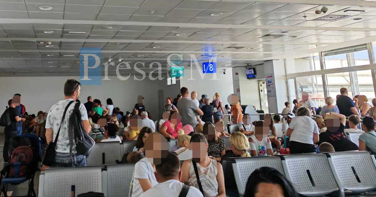 FOTO. O nouă vacanță de coșmar pentru sute de turiști din Satu Mare. Ținuți de proști în aeroport, cu orele