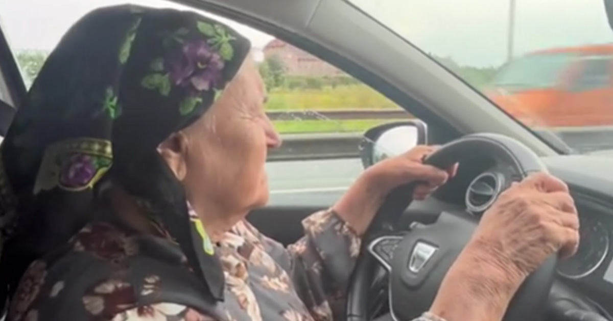VIDEO. O bunicuță de 81 de ani din județul vecin, vedetă pe Tik Tok: Cruising cu Dacia pe centură