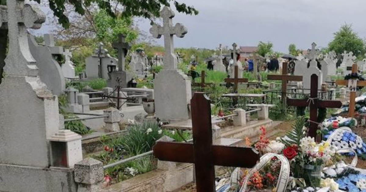 Descoperire macabră. Un nou-născut şi un făt, găsiți în cutii, într-o groapă acoperită doar pe jumătate