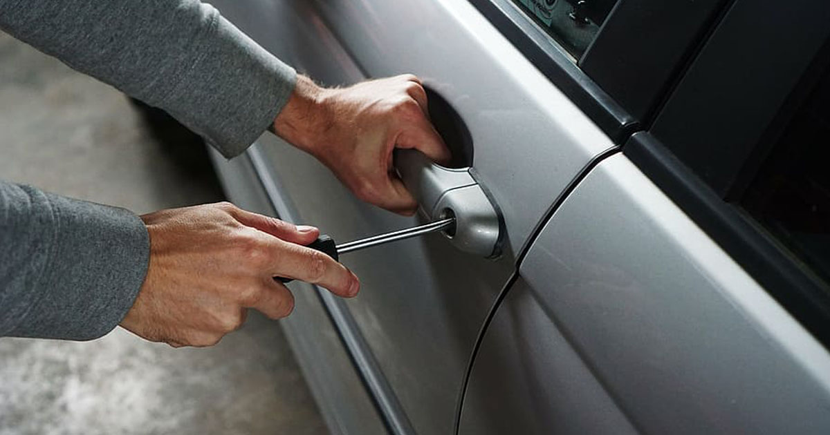 A venit la Satu Mare și "s-a făcut" cu un telefon mobil. A văzut mașina și s-a servit