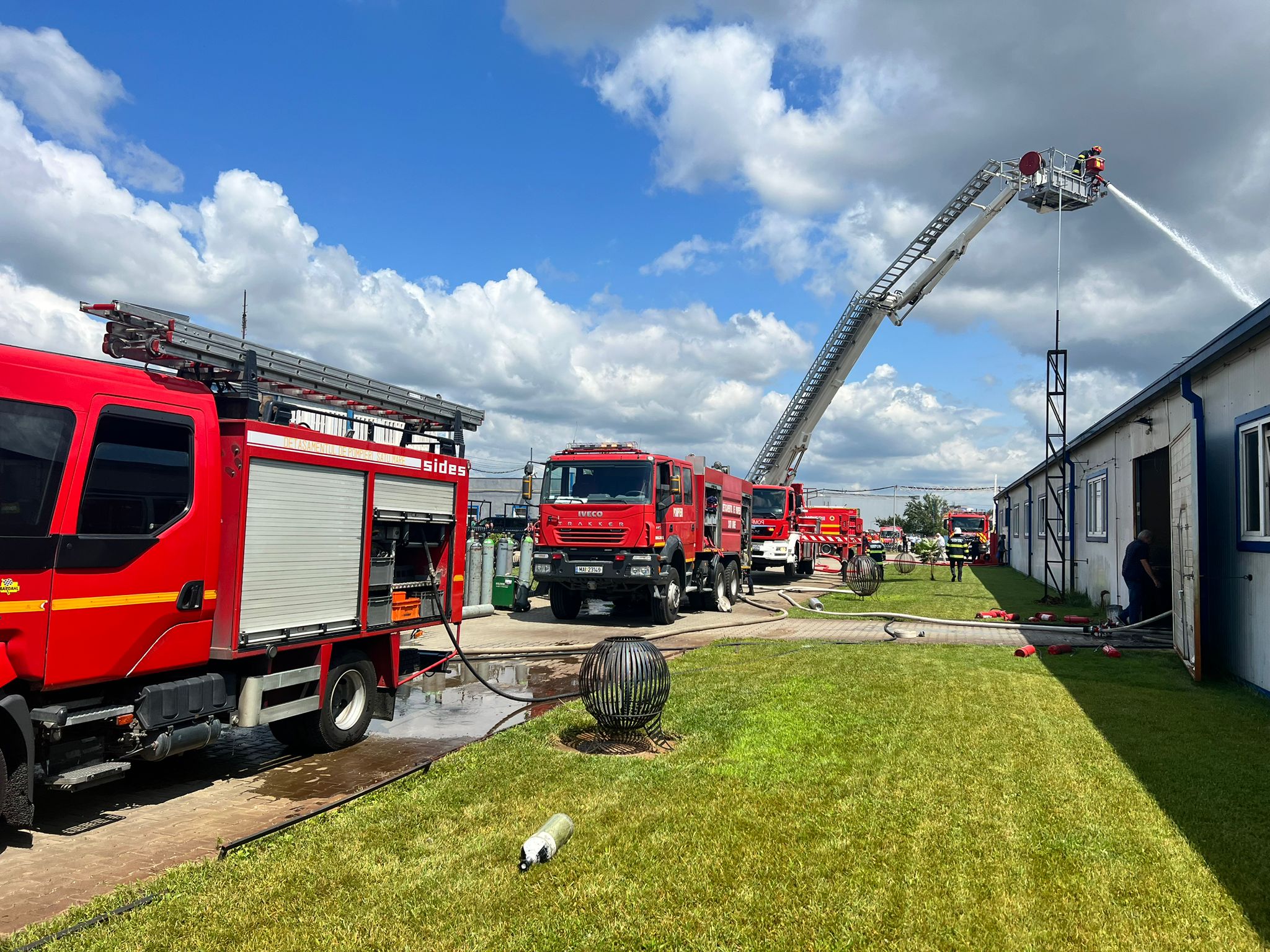 FOTO/VIDEO. Pompierii au stabilit cauza incendiului de la vopsitorie. Sute de metri pătrați, afectați; utilaje distruse