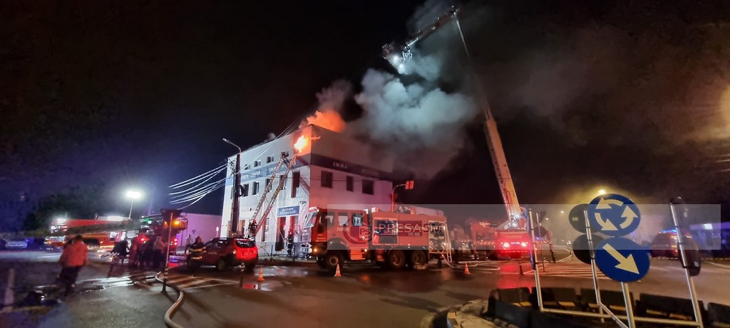 FOTO/VIDEO. Cauza incendiului devastator de la service-ul auto din Satu Mare. Pagube uriașe