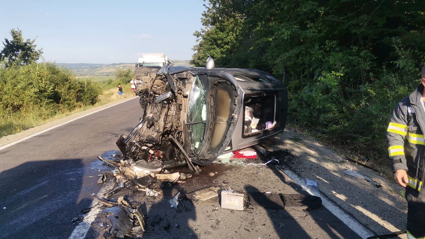 FOTO. Cum s-a petrecut accidentul grav din Săcășeni. Ambii șoferi, o femeie și un tânăr sătmărean, au ajuns la spital