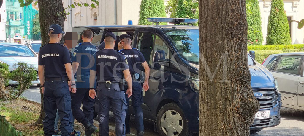 Sătmăreni încătușați de jandarmi, după un scandal cu bătaie. Un prieten a încercat să-i "salveze". A fost și el amendat